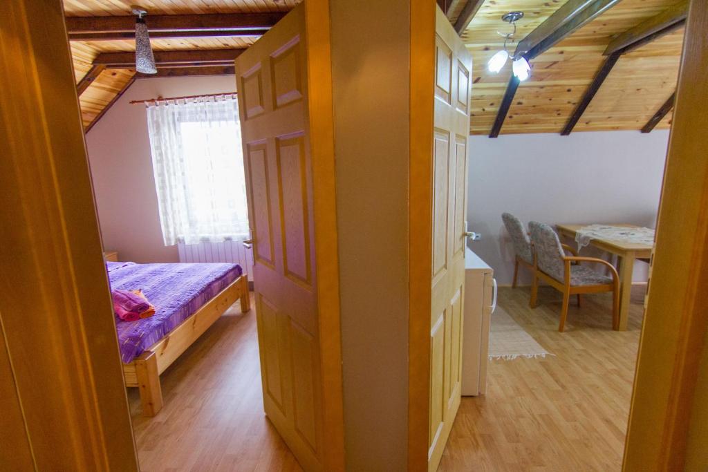 Postel nebo postele na pokoji v ubytování Apartments Andrić