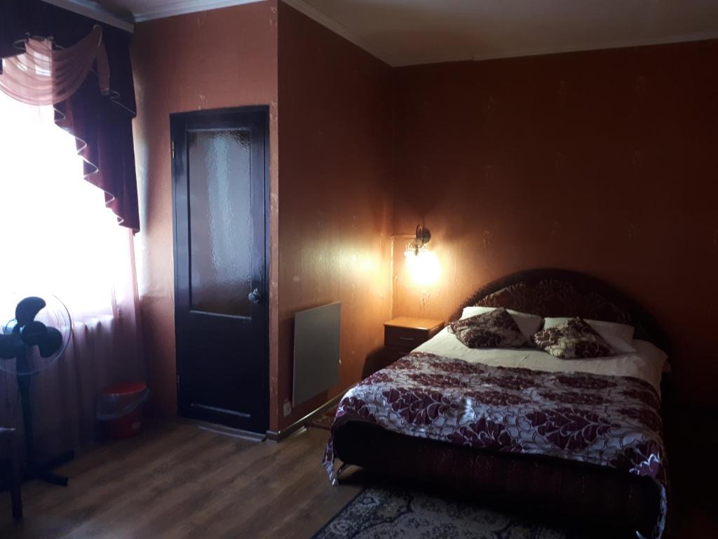 Postel nebo postele na pokoji v ubytování Hotel Gostynnyi Dvir