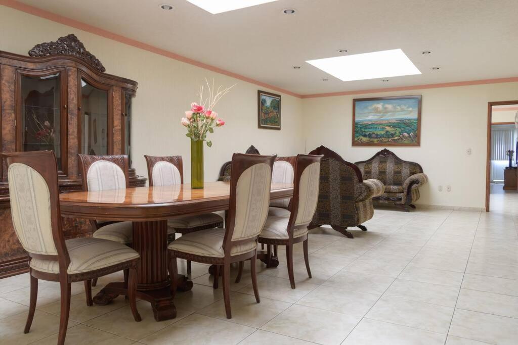 - une salle à manger avec une table et des chaises en bois dans l'établissement Departamento en el Centro de Morelia, à Morelia