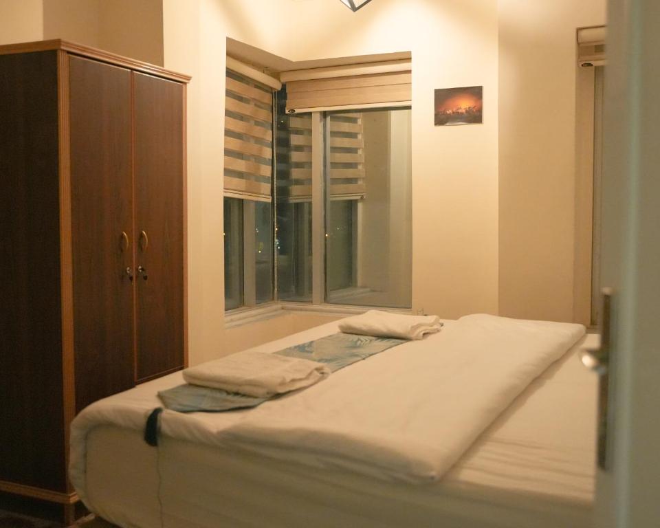 Cama en habitación con ventana en Raqeem Hotel en Wadi Musa