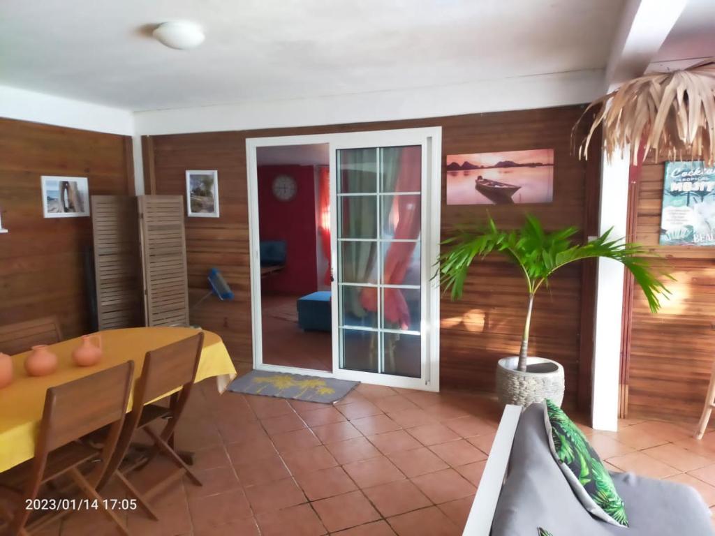 Fotografie z fotogalerie ubytování Douceur des Hauteurs bas de villa, piscine privée v destinaci Sainte-Luce