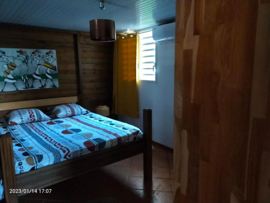 Postel nebo postele na pokoji v ubytování Douceur des Hauteurs bas de villa, piscine privée