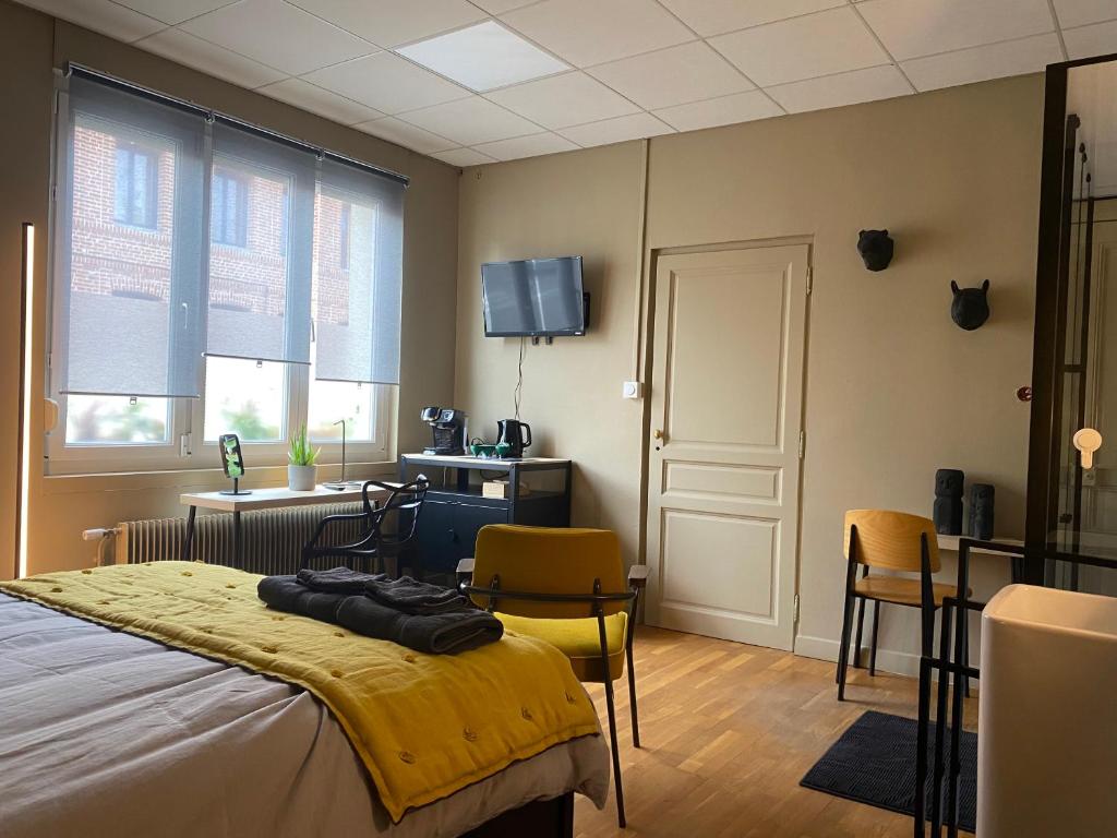 um quarto com uma cama, uma mesa e cadeiras em Chambre marais em Écourt-Saint-Quentin