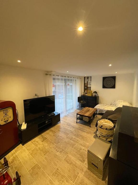 Μια τηλεόραση ή/και κέντρο ψυχαγωγίας στο Studio proche Paris