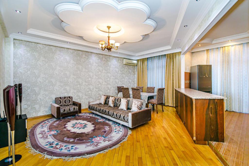 - un salon avec un canapé et une table dans l'établissement Deluxe Apartment 142, à Baku