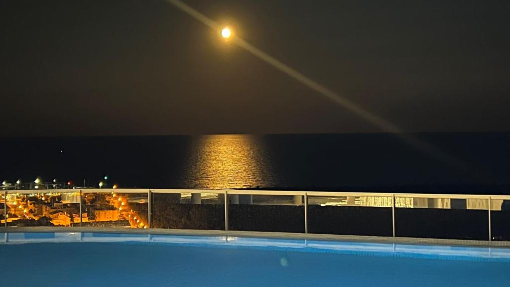 Bazén v ubytování Exceptional Apartment in Gran Canet 9th floor with sea view and private garage nebo v jeho okolí