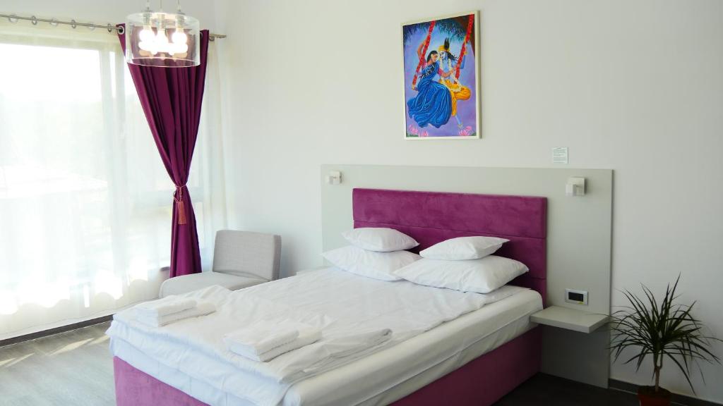 Postel nebo postele na pokoji v ubytování JAI GIRIDHARI