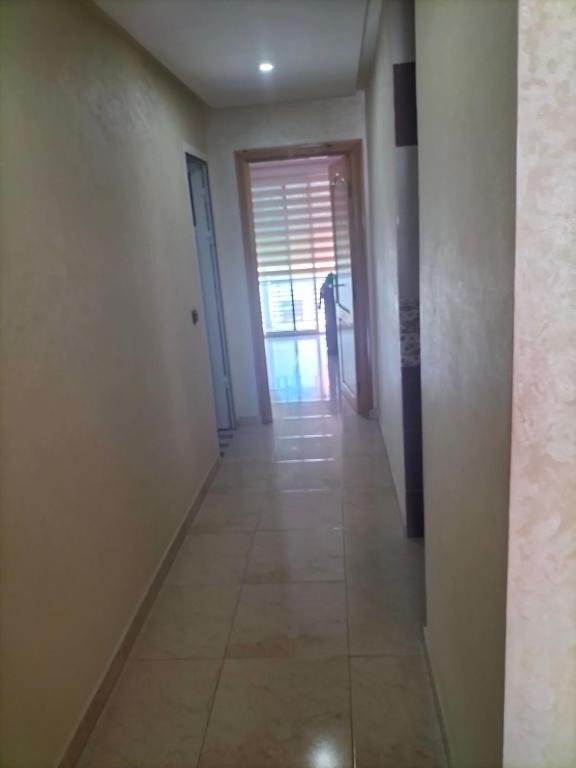pasillo con puerta y suelo de baldosa en Résidence alhouda en Agadir