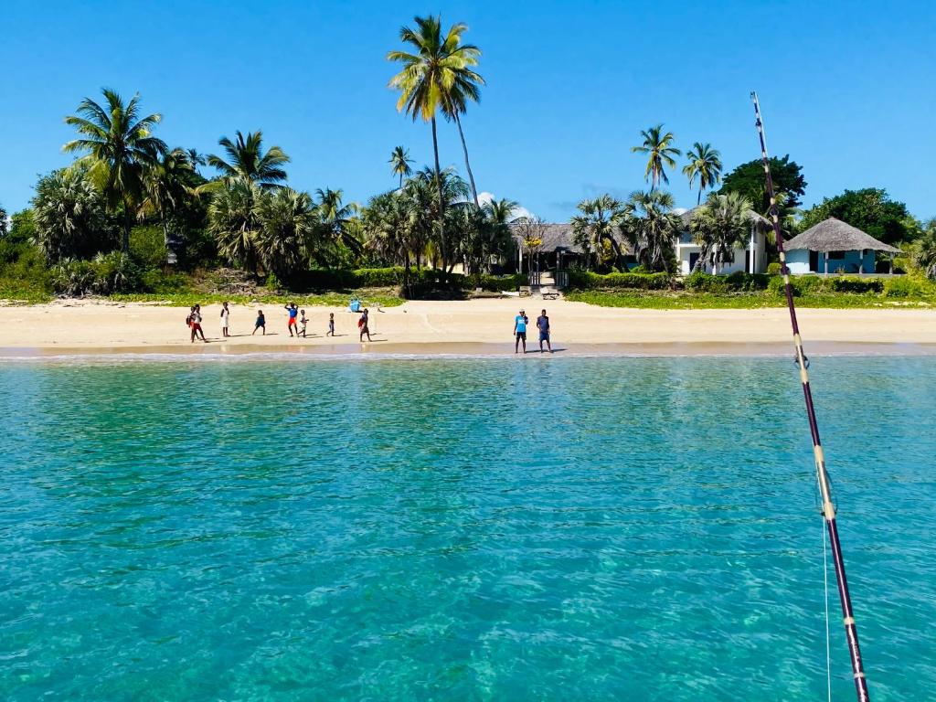 um grupo de pessoas brincando na praia em Mitsio Paradise - Hotel privatif en pension complète em Nosy Mitsio