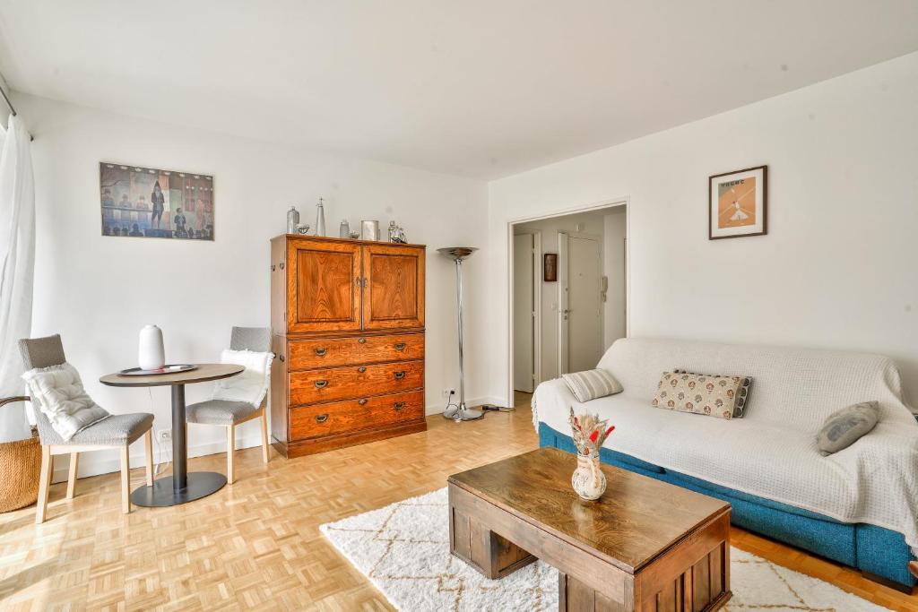 Sala de estar con cama y mesa en Splendid 1BR Apt in Lazare Hoche, en Boulogne-Billancourt