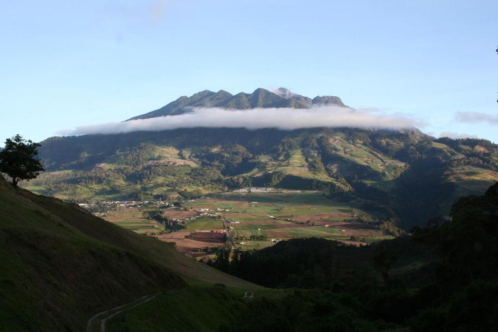una montaña con una capa de nubes en ella en Top Of The Mountain - The Eagles Nest, 