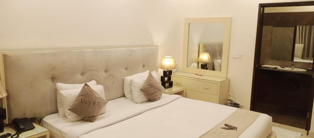 MaryLeena Hotel Gulberg - Deluxe King Room