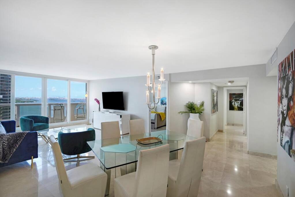 邁阿密的住宿－Wildest Dreams Penthouse! Dreams Do Come True，用餐室以及带玻璃桌和椅子的客厅