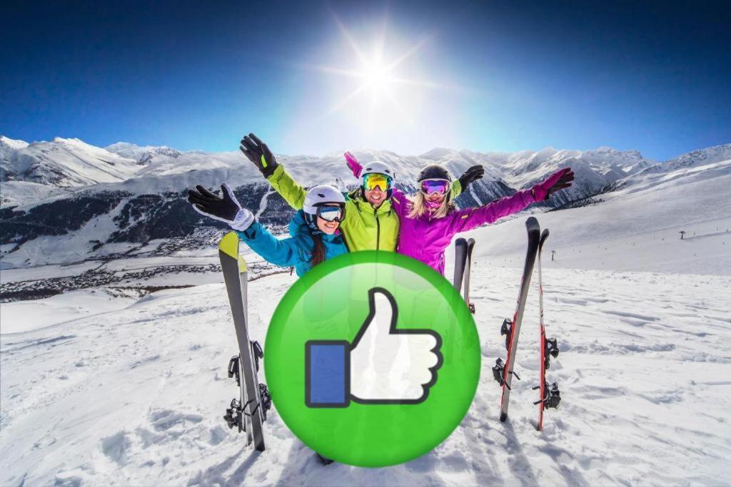 um grupo de pessoas em pé no topo de uma montanha coberta de neve em CASA PAMPEAGO - Sulle piste da sci del Latemar em Tesero