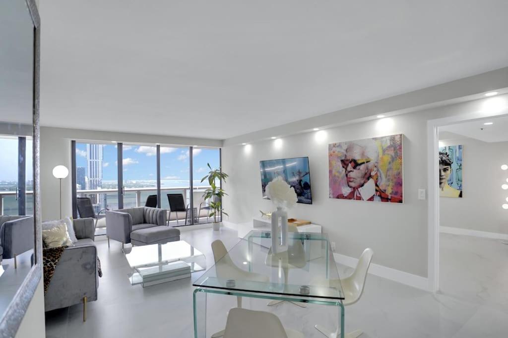 uma sala de estar com uma mesa de vidro e um sofá em Superstar! Penthouse with Water and Park Views! em Miami