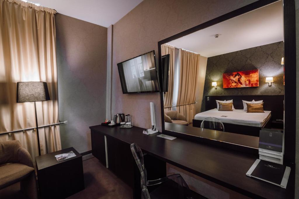 Postel nebo postele na pokoji v ubytování Plaza V Executive Hotel