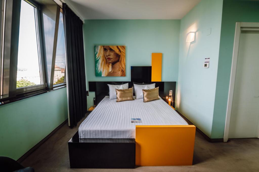 Postel nebo postele na pokoji v ubytování Plaza V Executive Hotel