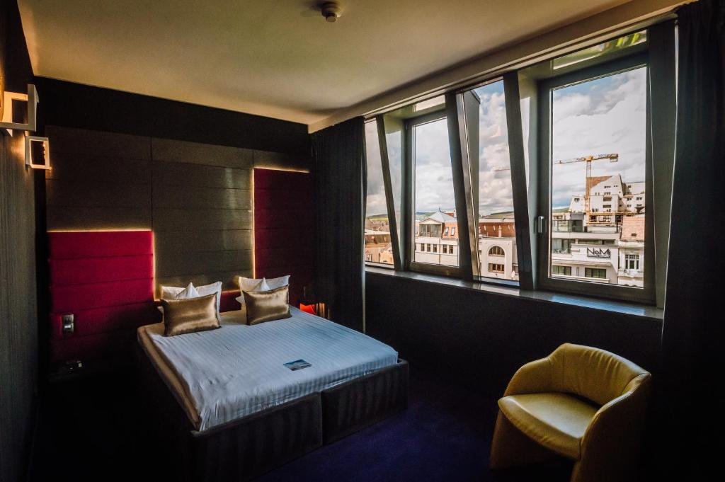 Postel nebo postele na pokoji v ubytování Plaza V Executive Hotel