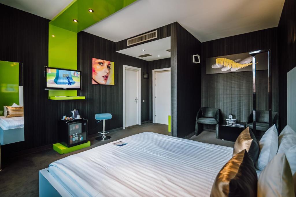 Postel nebo postele na pokoji v ubytování Plaza V Executive Hotel