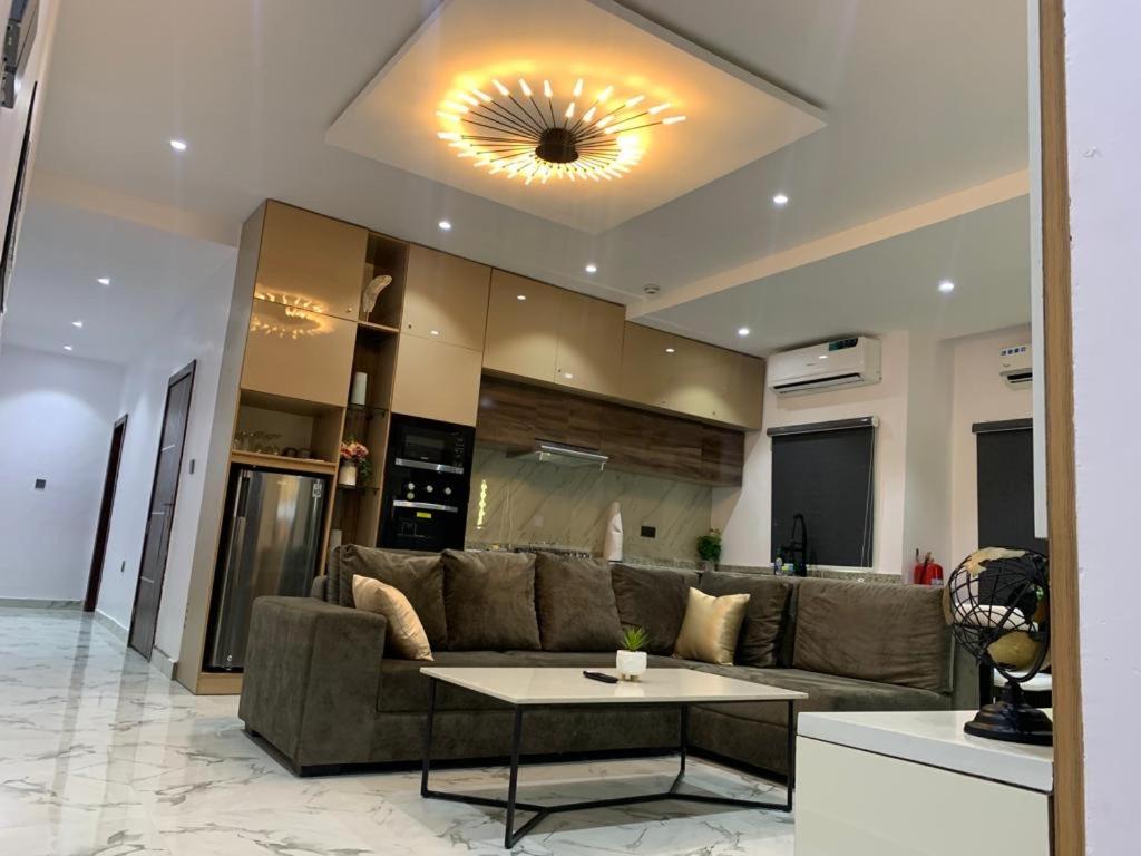 Suitetrails - Excellent 2 bed apartment in Lekki Phase1 With SuperFast Wi-fi & 247 Power