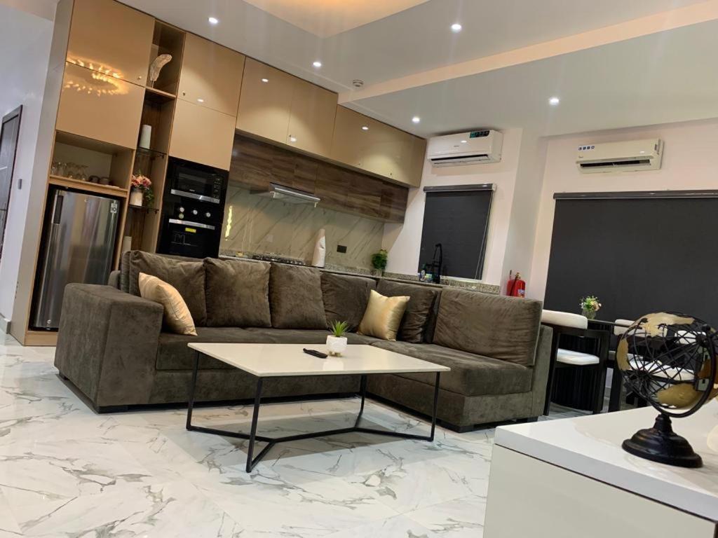 Suitetrails - Excellent 2 bed apartment in Lekki Phase1 With SuperFast Wi-fi & 247 Power