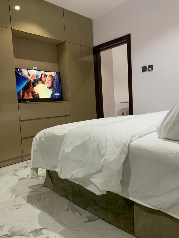 Suitetrails - Excellent 2 bed apartment in Lekki Phase1 With SuperFast Wi-fi & 247 Power