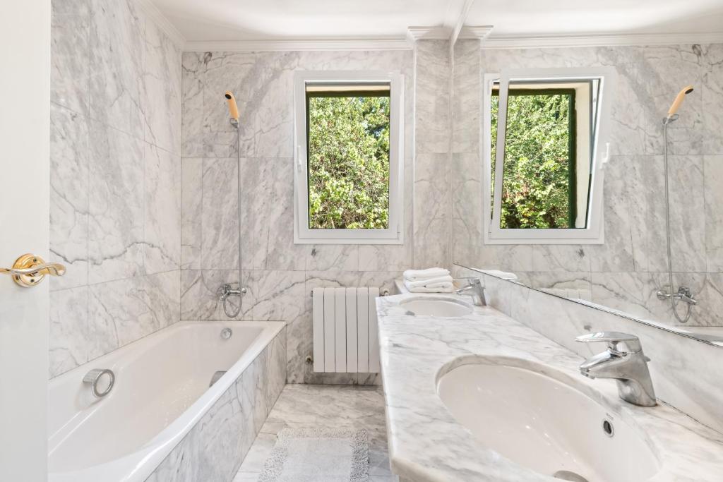 Koupelna v ubytování UALIDIA GOLF Suites