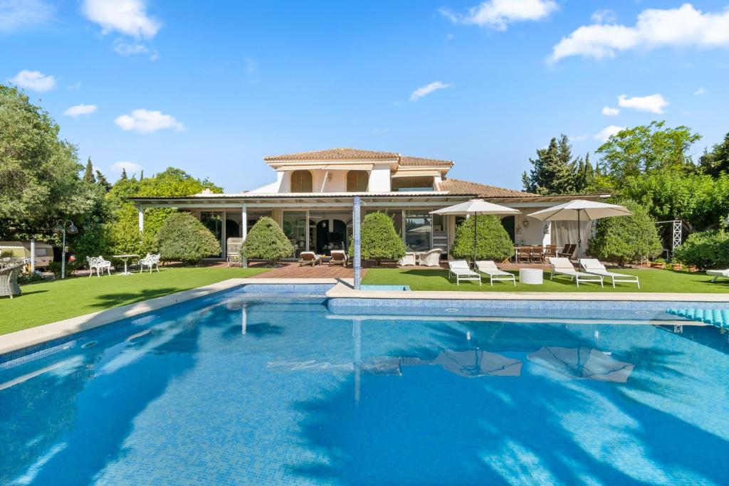 Bazén v ubytování UALIDIA GOLF Suites nebo v jeho okolí