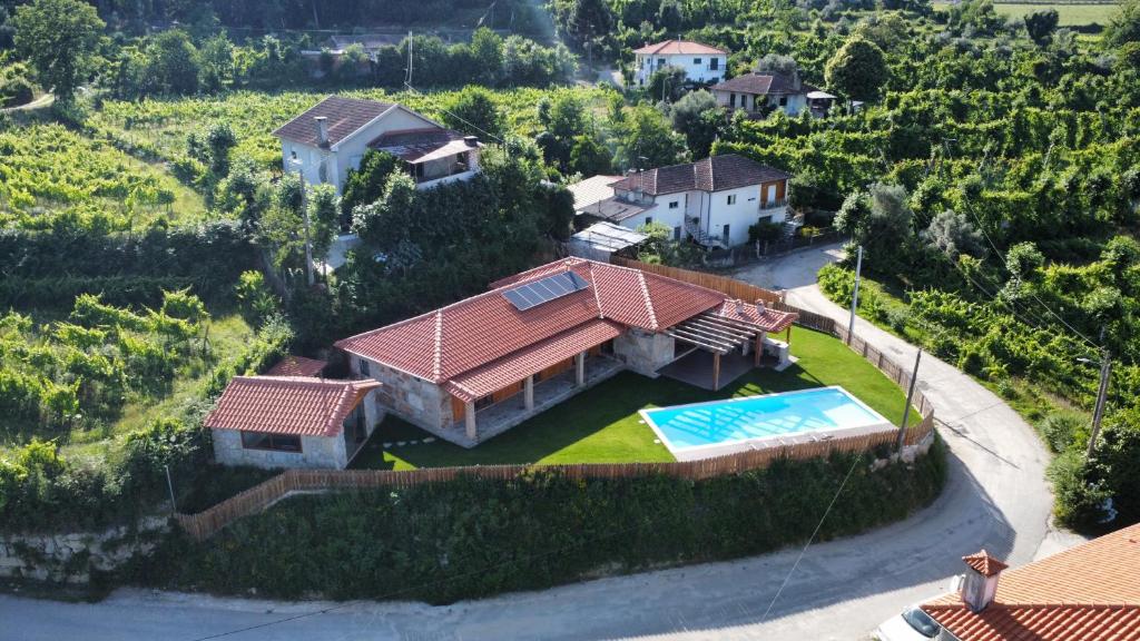 uma vista aérea de uma casa com piscina em Refúgio do Vale em Celorico de Basto