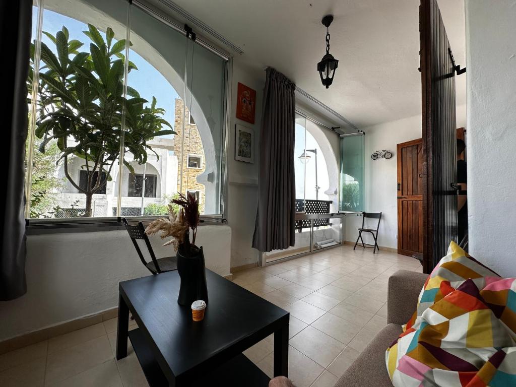 - un salon avec une table et une grande fenêtre dans l'établissement Appartement Bella vista, à Cabo Negro