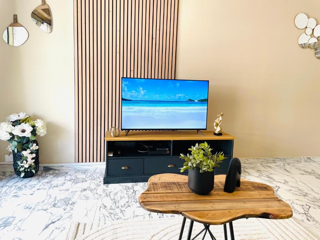 Televízia a/alebo spoločenská miestnosť v ubytovaní New apartment at 150m from the beaches Easy check in
