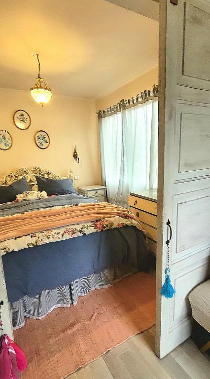 Schlafzimmer mit einem Bett und einem Fenster in der Unterkunft Karu-Terra cabin in Huiscapi