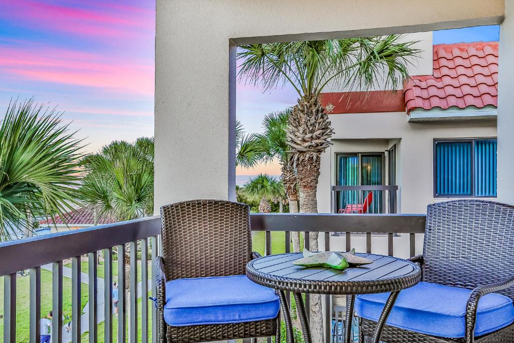 d'une terrasse avec 2 chaises et une table sur un balcon. dans l'établissement Casa de Playa, à Saint Augustine