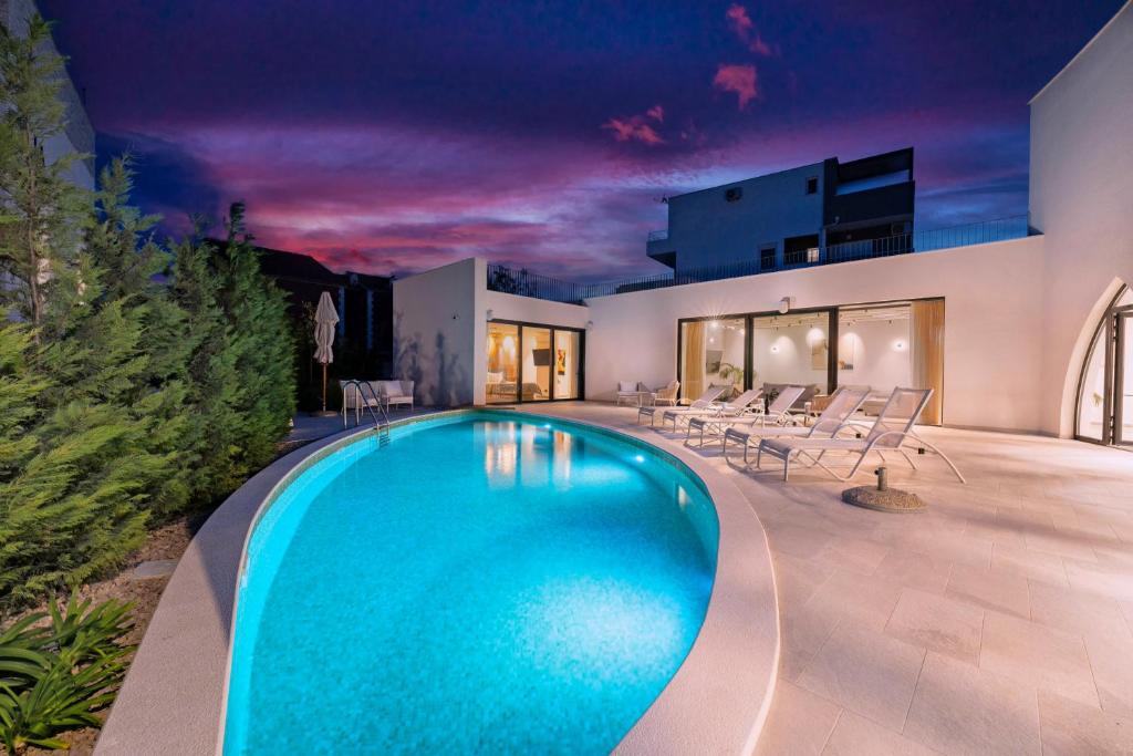 Bazén v ubytování Villa Jerry's Palace - modern villa close to the beach nebo v jeho okolí