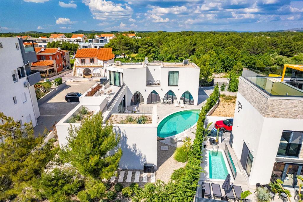 Bazén v ubytování Villa Jerry's Palace - modern villa close to the beach nebo v jeho okolí