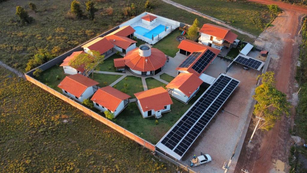 een bovenaanzicht van een huis met zonnepanelen erop bij Pousada Chez bubônia in Novo Acordo