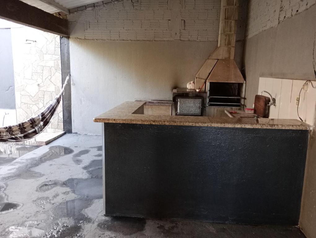 eine Küche mit einer Arbeitsplatte in einem Zimmer in der Unterkunft Pousada do Julio in Barretos
