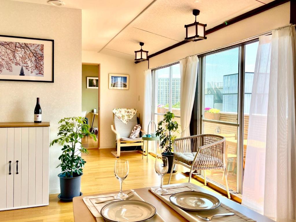 salon ze stołem z dwoma talerzami w obiekcie 东京新宿区早稻田地铁步行5分钟Viewing House w Tokio