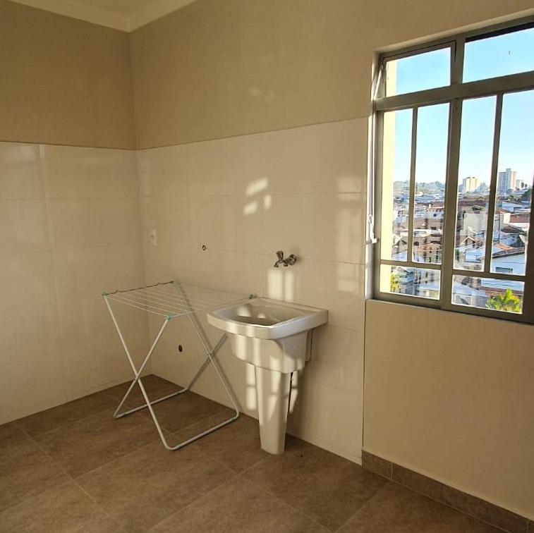 a bathroom with a sink and a window at Casa Romão 2 Pertinho de Vinícola e Centro in Espirito Santo Do Pinhal