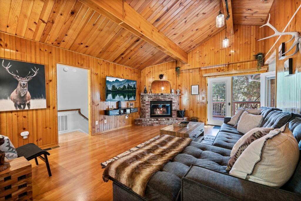 sala de estar con sofá y chimenea en Cozy Cabin perfect for 2 Families en Big Bear Lake