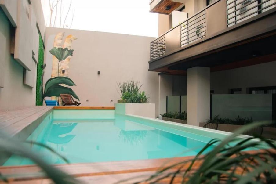 ein Swimmingpool mitten in einem Gebäude in der Unterkunft Apartamento estudio Flor de Lis in Salta