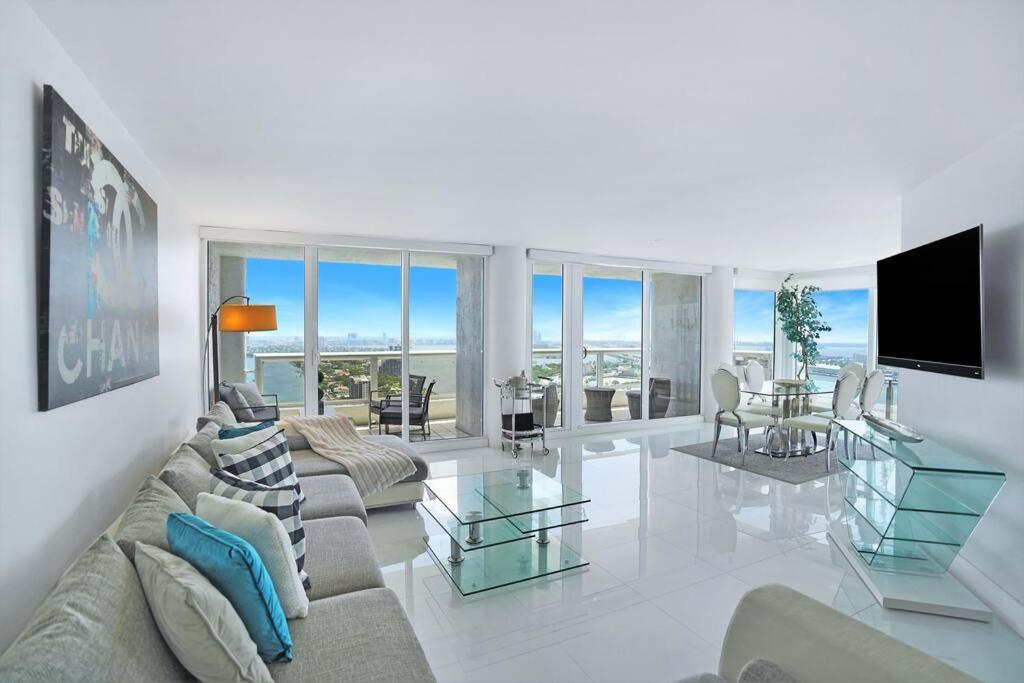 sala de estar con sofá y mesa en Bay Watch Penthouse! Direct Water Views!, en Miami
