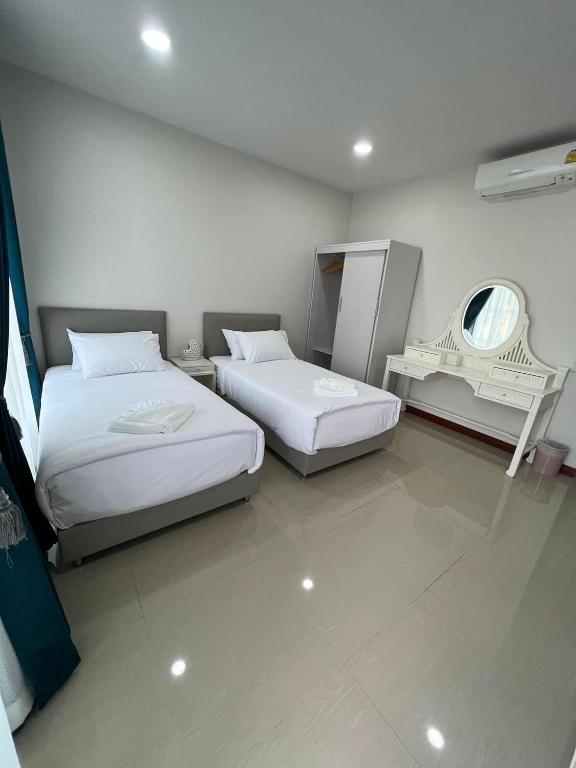 Postel nebo postele na pokoji v ubytování คีรีศิลป์ รีสอร์ท เชียงราย (Khirisin Resort Chiang rai)