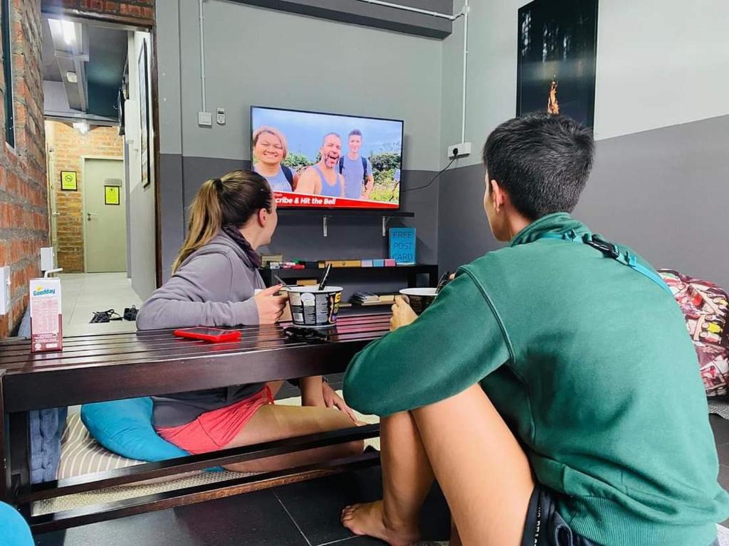TV a/nebo společenská místnost v ubytování BRICKS Cameron Hostel
