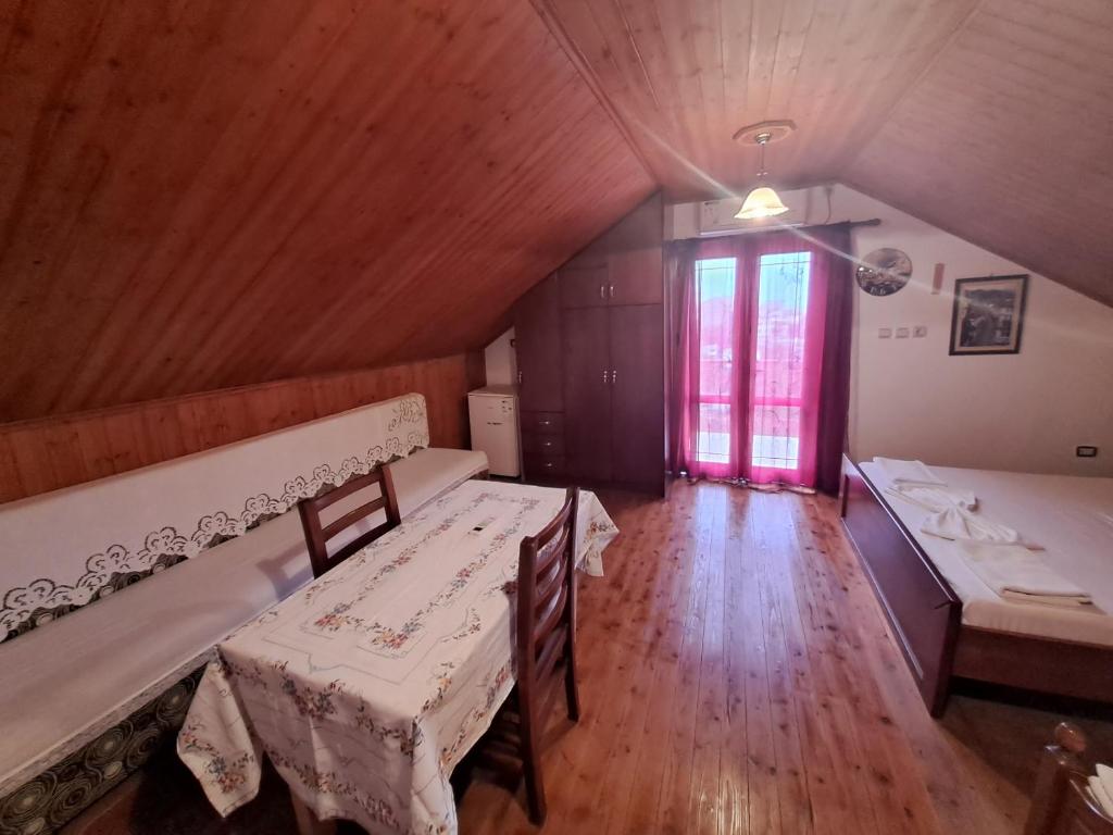 Postel nebo postele na pokoji v ubytování Guest House Argjiro Castle