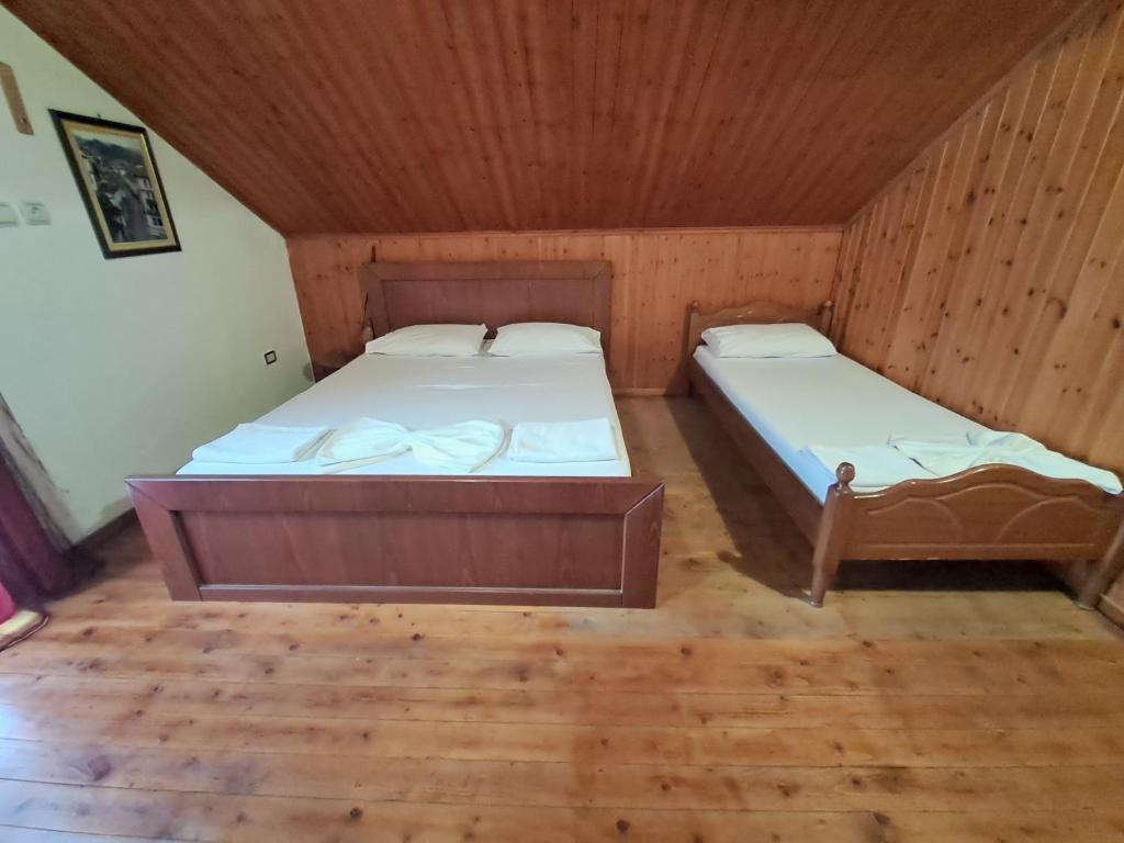 Postel nebo postele na pokoji v ubytování Guest House Argjiro Castle