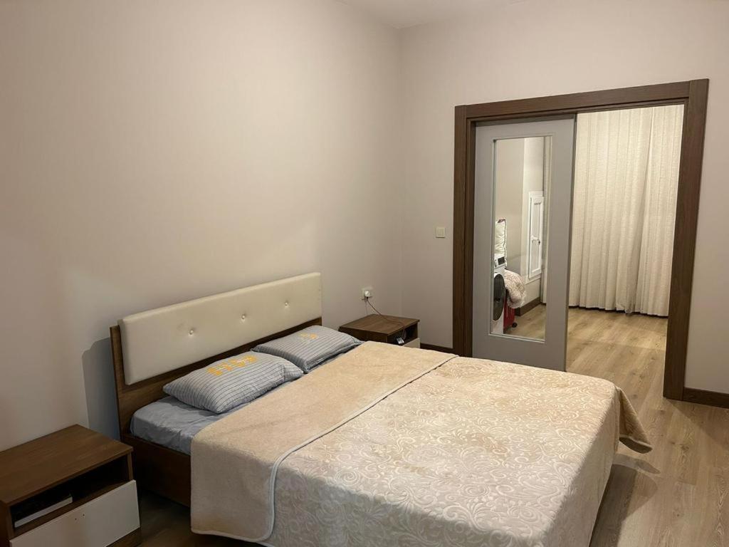um quarto com uma cama grande e um espelho em Tual bahçekent 1+1 studio em Basaksehir