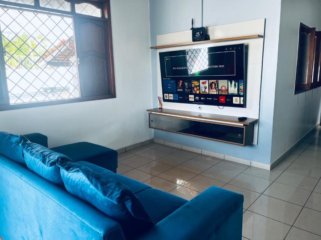 Uma televisão e/ou sistema de entretenimento em Casa aconchegante com piscina