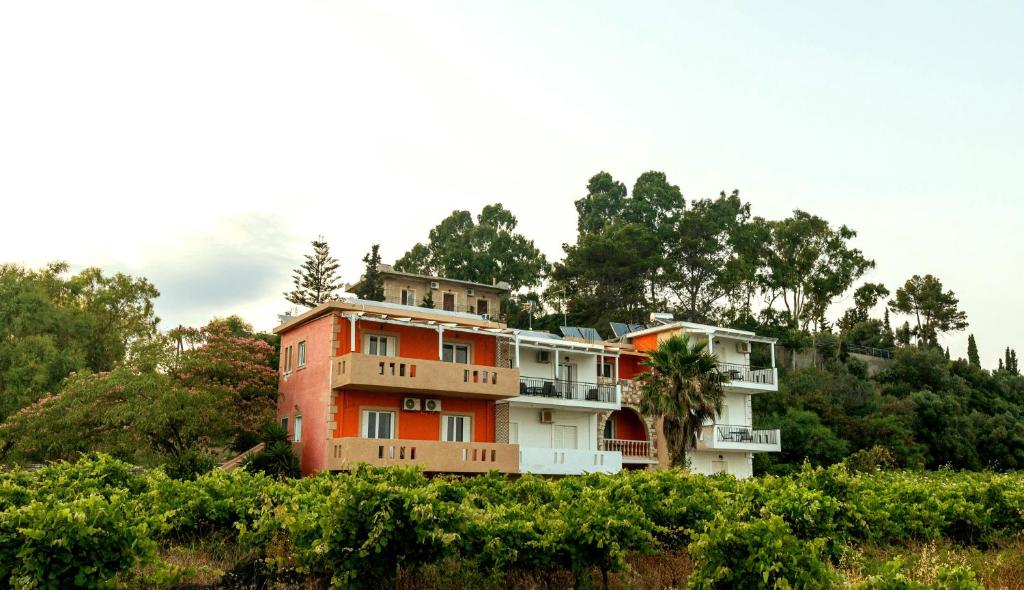 un edificio en la cima de una colina con árboles en Seaheaven houses A2, en Koroni