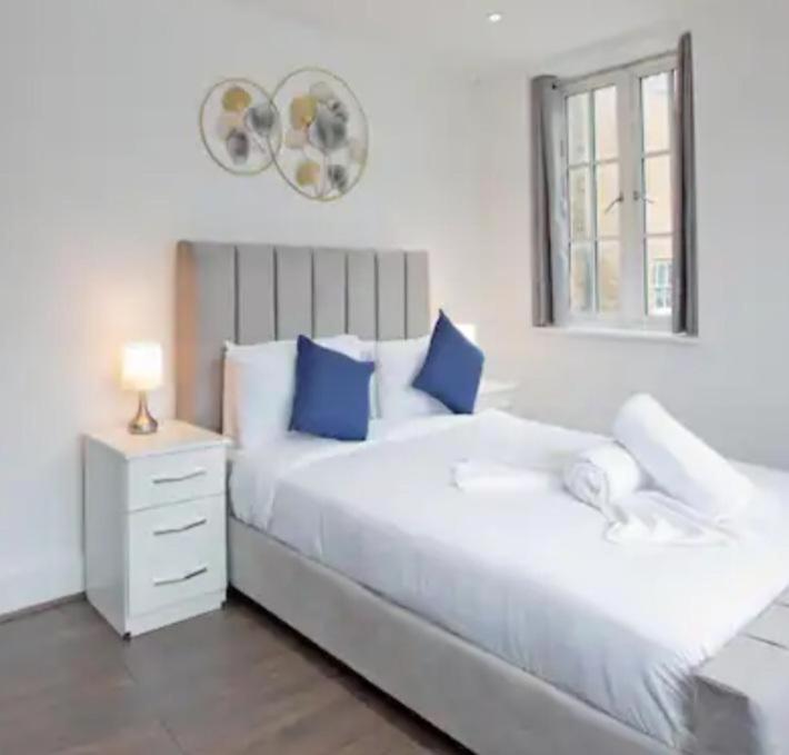 Stylish Furnished Rooms In Barking Centre